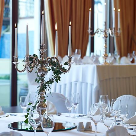 그랜드 세라이 콩그레스 앤 스파 호텔 이오아니아 외부 사진 A candelabra on a table