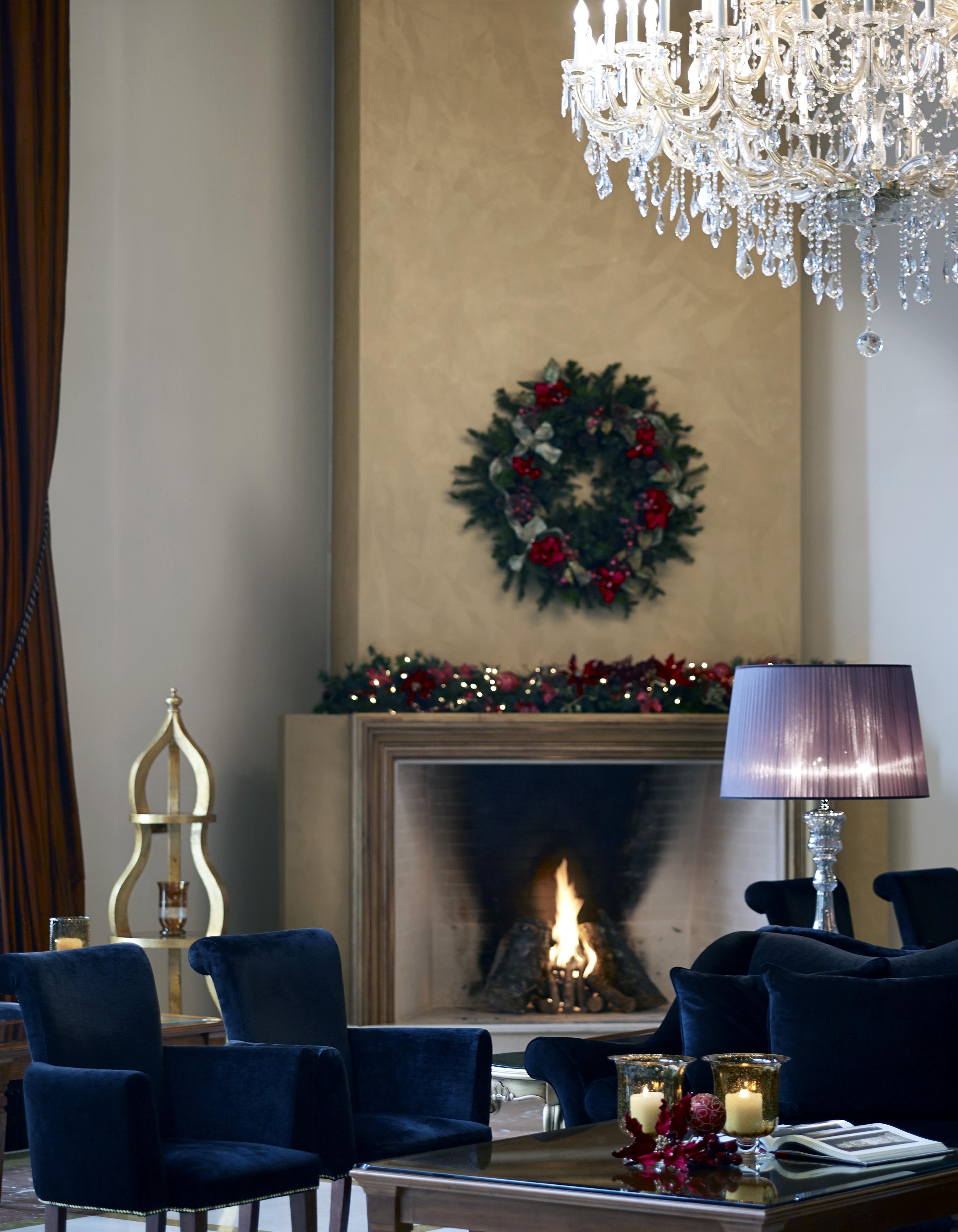그랜드 세라이 콩그레스 앤 스파 호텔 이오아니아 외부 사진 A fireplace decorated for Christmas
