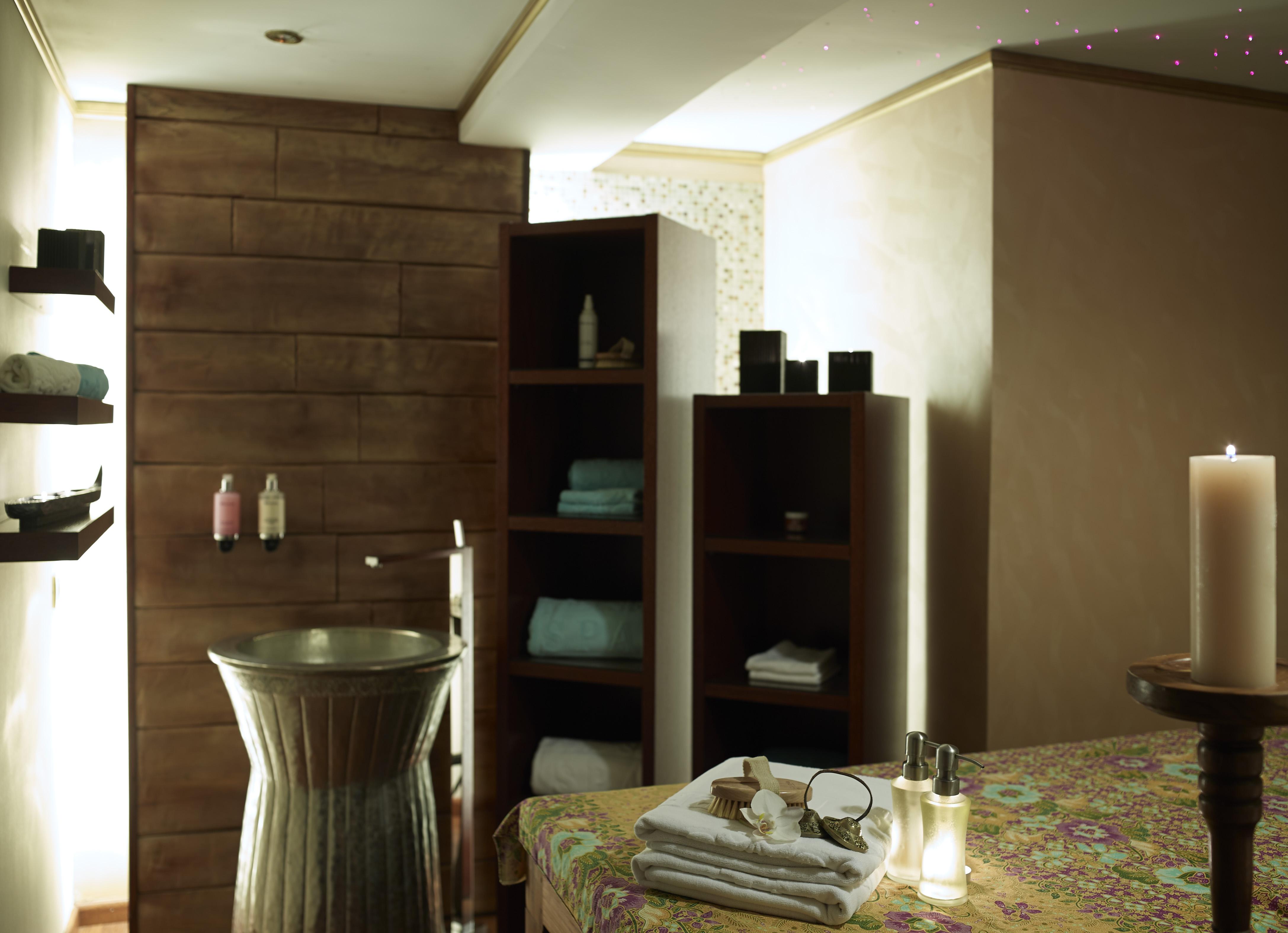 그랜드 세라이 콩그레스 앤 스파 호텔 이오아니아 외부 사진 A spa treatment room