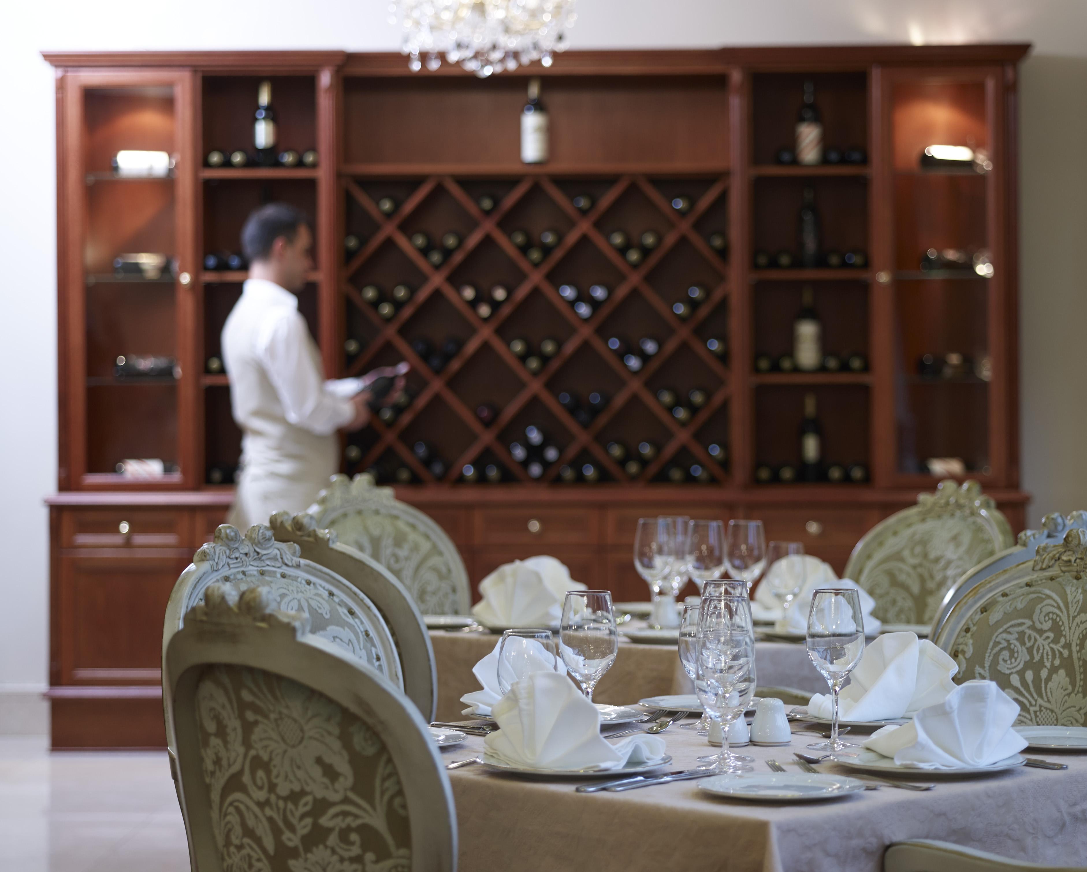 그랜드 세라이 콩그레스 앤 스파 호텔 이오아니아 외부 사진 A wine rack