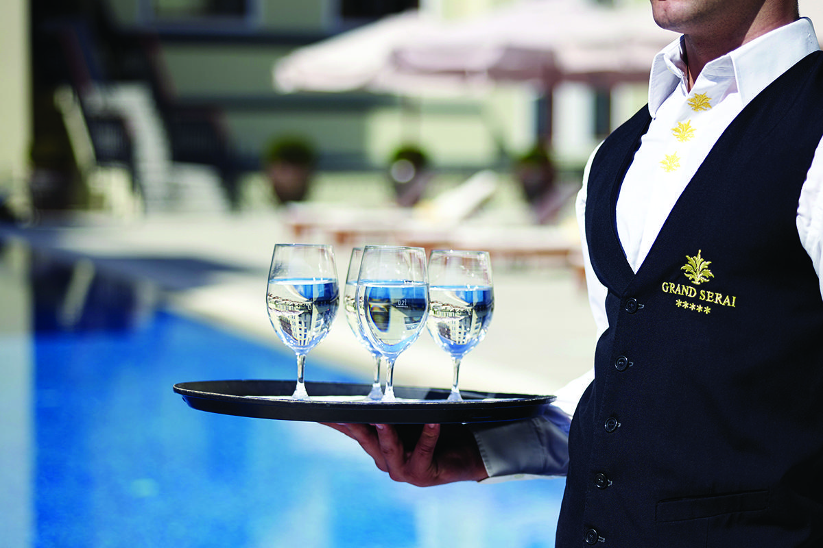 그랜드 세라이 콩그레스 앤 스파 호텔 이오아니아 외부 사진 A butler at Grand Serai